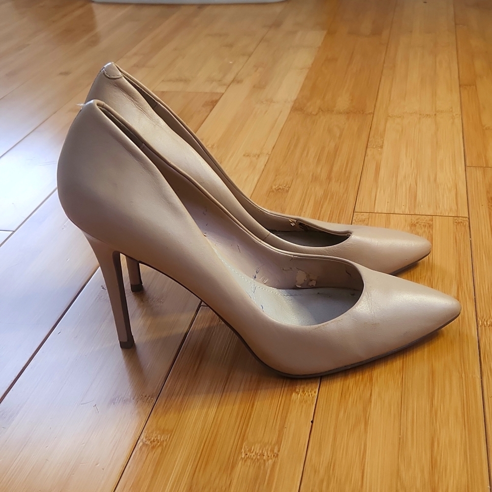 Charles David size 9 sexy beige leather Pump